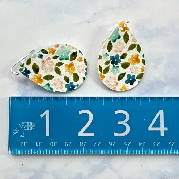 🌼Spring flowers teardrop earrings. Vegan leather, lightweight, handmade. - Picture 3 of 4